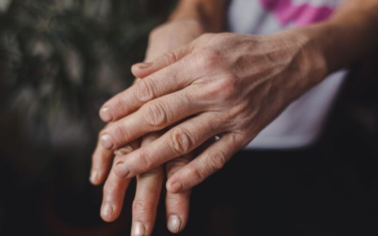 Are Your Hands Becoming Dry? Use These Natural Treatments