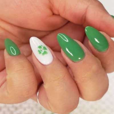 Clover Accent Nail